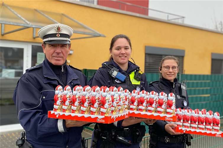 Mit drei Paletten Schokoladenweihnachtsmännern retteten die Polizisten den Nikolaustag der Kinder.  Foto: Kreispolizeibehörde Rhein-Sieg-Kreis