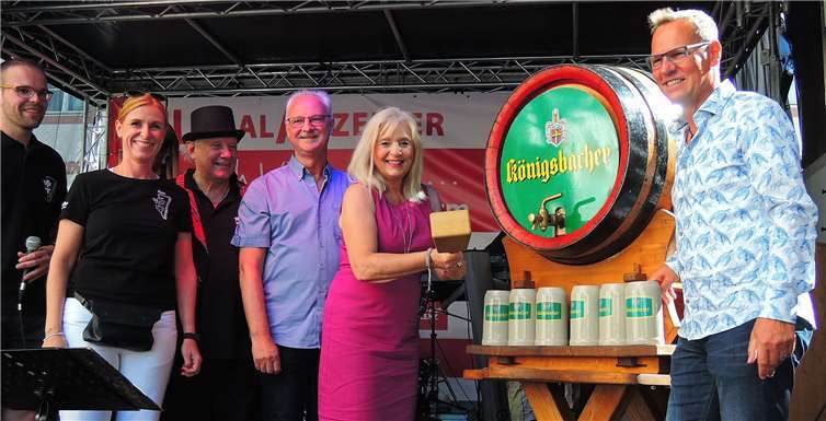 Mit drei Schlägen gelang Margit Theis-Scholz der Fass-Anstich.Für alle Fälle an ihrer Seite waren Kurt Isola (3. v. re.) und Detlev Port (re.).