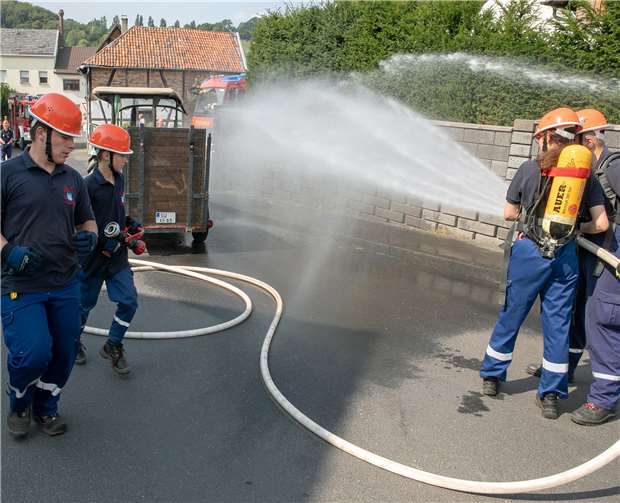 Mit drei Trupps rückte die Jugendfeuerwehr gegen den „brennenden Traktor“ vor.