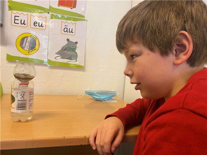 Mit ebenso einfachen wie spannenden Experimenten wurde den Kindern viel Wissen praktisch erfahrbar gemacht.