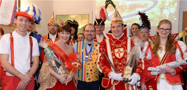 Mit echtem karnevalistischen Charme: Confluentia Sabine & Prinz Hubertusnehmen ihren Gastgeber, Robert Schmitz in ihre goldene Mitte. Fotos: US