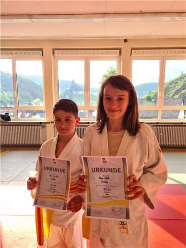Mit eigenem Programm zum Ziel: Armin Lal Riahi (li) und Linda Scheilz haben ihren nächsten Gürtel im Judo erreicht.  Foto: TV Cochem