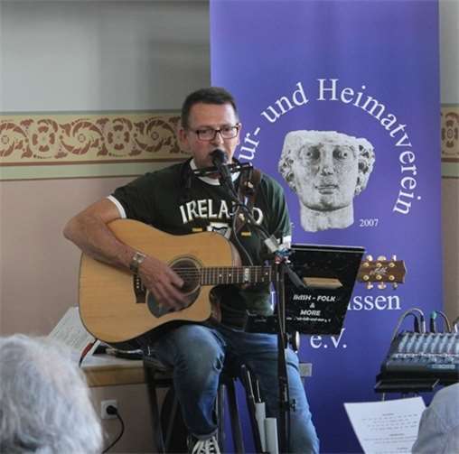 Mit eigenen Texten und Kompositionen im Stil des Irish Folk, untermalt mit launigen Worten, schickte Georg Kaiser die Zuhörer bei seinem dritten Konzert in der ehemaligen Synagoge Niederzissen auf eine romantische Reise durch keltischeLandschaften.Foto: Kultur- undHeimatverein