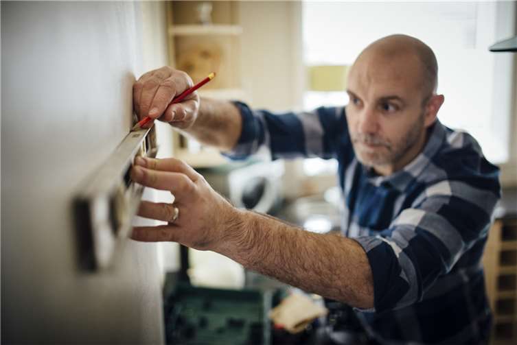 Mit ein bisschen handwerklichem Geschick kann man zuhause vieles eigenständig erledigen. Foto: Fotolia.com © dglimages #126258479