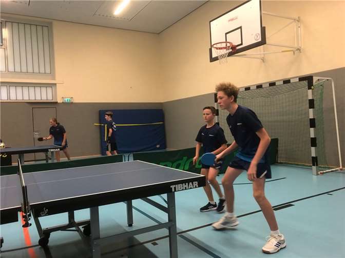 Mit einem Auftaktsieg wartete die dritte Mannschaft auf (im Vordergrund Tobias Nischalke und Jan Hallmannseder).  Foto: privat