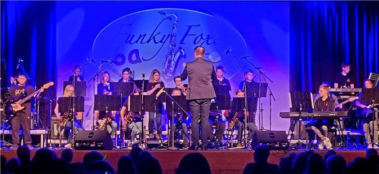 Mit einem Auftritt der „Funky Foxes“, der Bigband-Klasse 6a startete das Konzert in der Laacher-See-Halle.  Fotos: privat