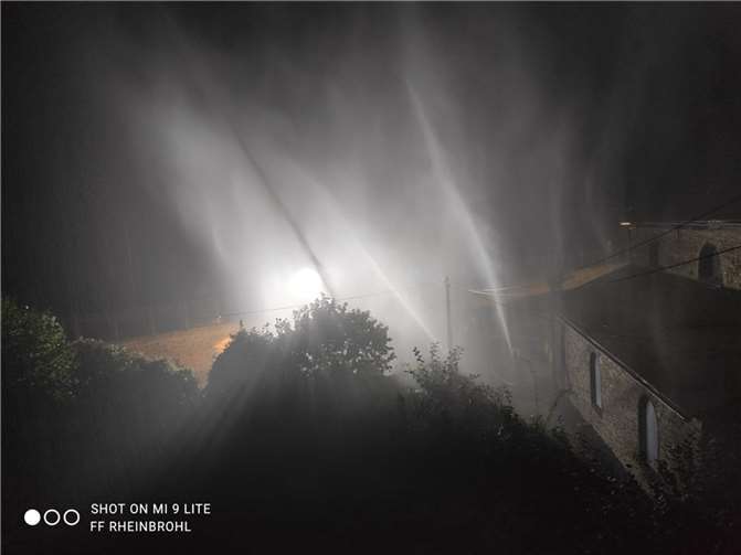 Mit einem Außenangriff kann die Brandausbreitung auf benachbarte Gebäude verhindert werden.