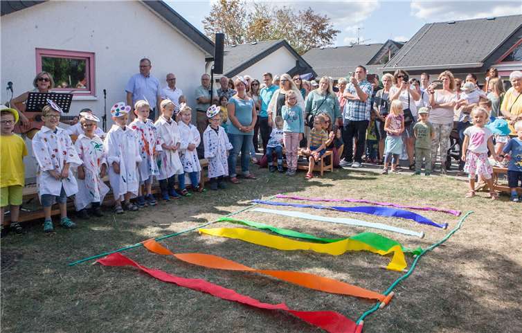 Mit einem Bändertanz unterhielten die Kinder des Kindergartens„Unter‘m Regenbogen“ ihre Gäste bei der Jubiläumsfeier am Wochenende. Fotos: -JOST-
