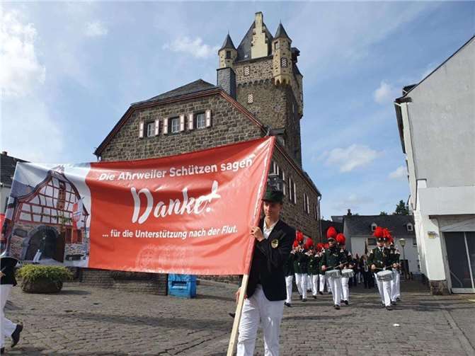 Mit einem Banner bedankten sich die Ahrweiler Schützen für die Unterstützung nach der Flut.  Foto: BSG