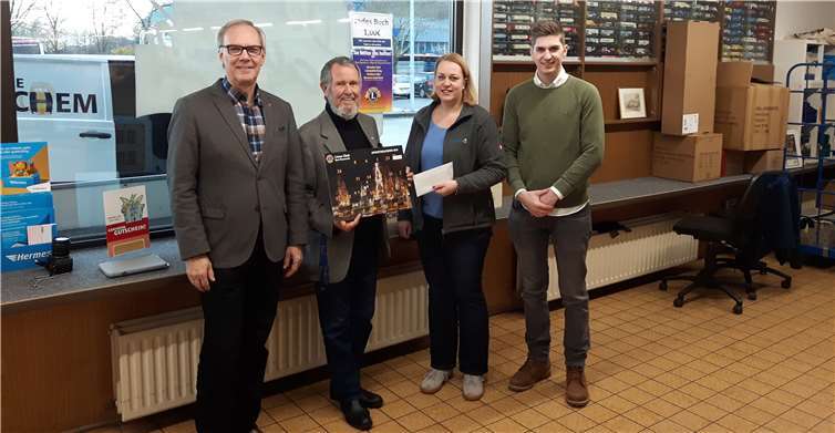 Mit einem Basar gebrauchter Bücher konnte das Team des Getränkemarktes Juchem die Summe zusammenbringen und sich nun über einen Lionadventskalender freuen.Foto: privat