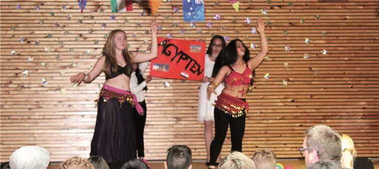 Mit einem Bauchtanz entführten zwei Schülerinnen nach Ägypten. DL