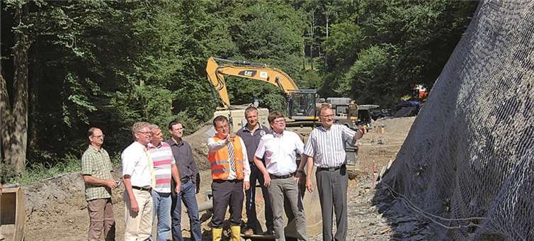 Mit einem Baustellengespräch informierte der Landesbetrieb Mobilität (LBM) Cochem-Koblenz über die aktuelle Situation des Straßen- und Radwegausbaus an der L 255 zwischen Datzeroth und Laubachsmühle. Projektleiter Andreas Jackmuth (mit roter Weste) hatte an die Baustelle zwischen Mäherbach und Laubachsmühle eingeladen. An der Informationsveranstaltung nahmen u.a. Landrat Rainer Kaul, Bürgermeister Werner Grüber sowie Harald Schmidtke als Vertreter der Bürgerinitiative „Radweg Ja, Vollsperrung Nein!“ teil.  Privat