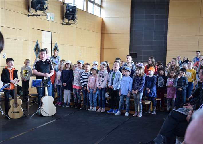 Mit einem Begrüßungslied empfingen die Schülerinnen und Schüler ihre Gäste.Fotos: UBU