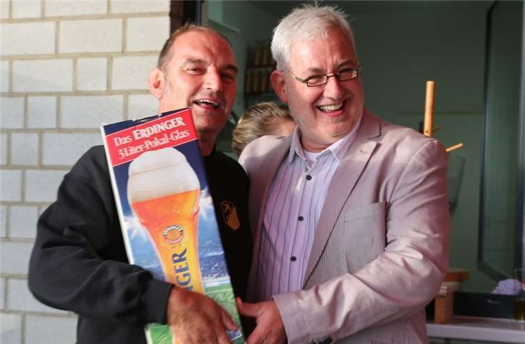 Mit einem Bierpokal bedankte sich Ortsvorsteher Michael Sell bei den belgischen Gästen.