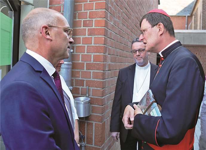 Mit einem Bildband bedankte sich Bürgermeister Bert Spilles beim Kölner Erzbischof.