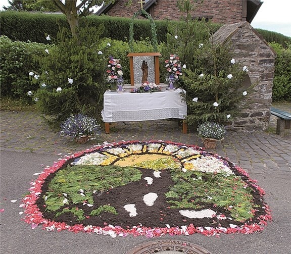 Mit einem Blumenbild wurde der Altar verschönert. privat