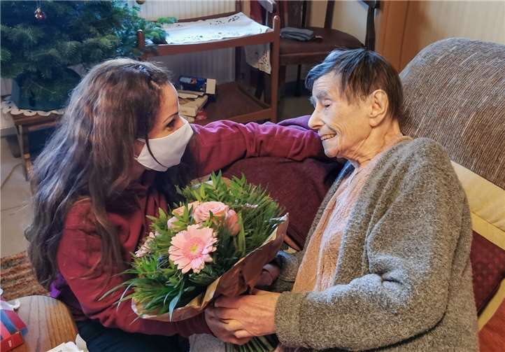 Mit einem Blumengruß anlässlich des einjährigen Bestehens überraschte das Team von Besser umsorgt ihre Klienten. Foto: privat