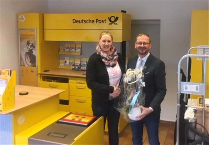 Ortsbürgermeister besucht Postagentur in Siershahn Mit einem Blumengruß wünschte Ortsbürgermeister Alwin Scherz Frau Benner für die weitere Führung der Postagentur alles erdenkliche Gute. Foto: privat