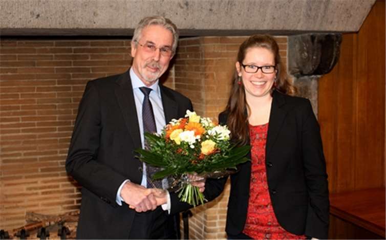 Mit einem Blumenstrauß begrüßte Stadtbürgermeister Hans Georg Faust offiziell Daniela Maier als neue TI-Leiterin.DL