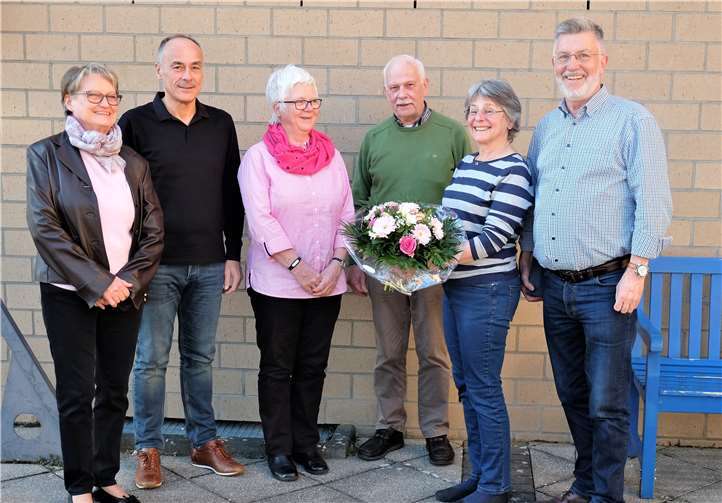 Mit einem Blumenstrauß begrüßte der Vorstand das hundertste Mitglied (v. l.): Roswitha Gottbehüt, Detlef Nonnen, Hanna Kohl, Dieter Borgolte, Jutta Müller und Wolfgang Walter. Foto: privat