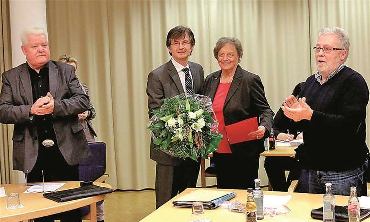 Mit einem Blumenstrauß dankte Hans Günter Fischer dem scheidenden Ratsmitglied Edith Plättner für das langjährige Engagement. DL