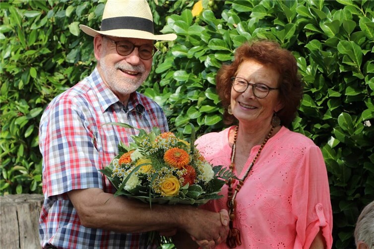 Mit einem Blumenstrauß dankte der Vorsitzende Hermann Adams Brigitte Gröning für ihren ehrenamtlichen Einsatz bei der Spendenaquise im letzten Jahr. 