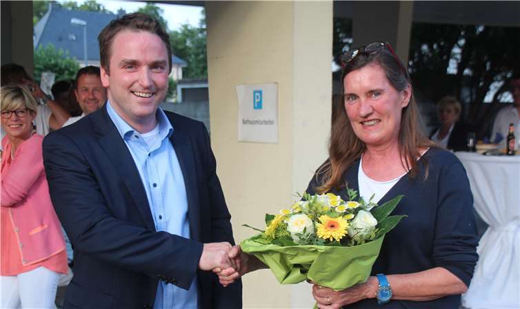 Mit einem Blumenstrauß gratulierte die Beigeordnete Barbara Krebs-Haupt dem frischgebackenen Bürgermeister im Namen der Stadt.