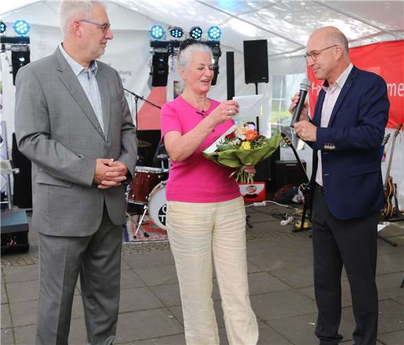 Mit einem Blumenstrauß und einem Umschlag bedankte sich Bürgermeister Bert Spilles im Beisein von Ortsvorsteher Michael Sell bei Helga Quantius.