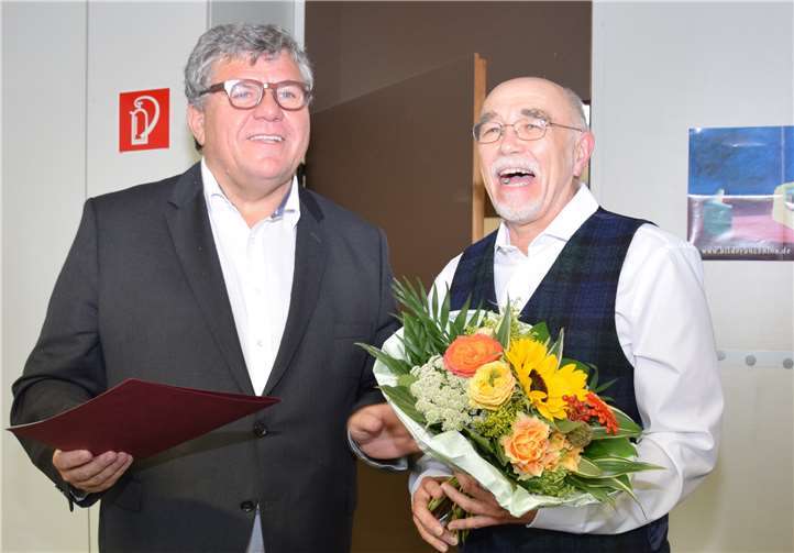Mit einem Blumenstrauß und einer Urkunde verabschiedete der Erste Kreisbeigeordnete Michael Mahlert den ehemaligen Leiter des Kreismedienzentrums Helmut Schneider-Siebert.
