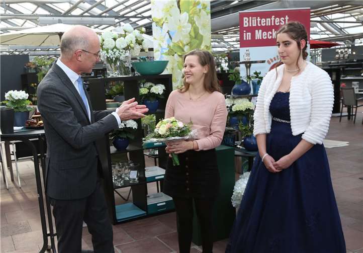 Mit einem Blumenstrauß und viel Applaus verabschiedete Bert Spilles Anna Mahnig.