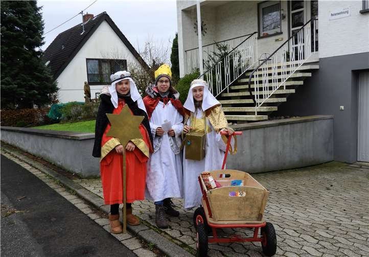 Mit einem Bollerwagen zogen die Sternsinger in Löhndorf los.