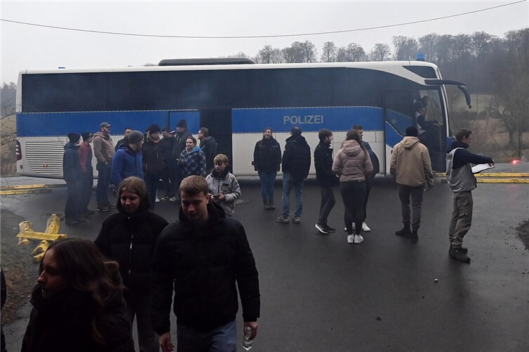 Mit einem Bus der Polizei wird der ICE in der Übung dargestellt. 