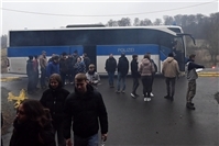 Mit einem Bus der Polizei wird der ICE in der Übung dargestellt. 