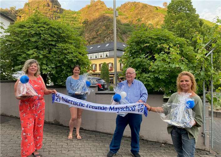 Mit einem Dankeschön wurden die alten Vorstandsmitglieder verabschiedet: Daniela Schöps, Melanie Keutgen, Jürgen Kraus, Corinna Bäcker (v. li.)