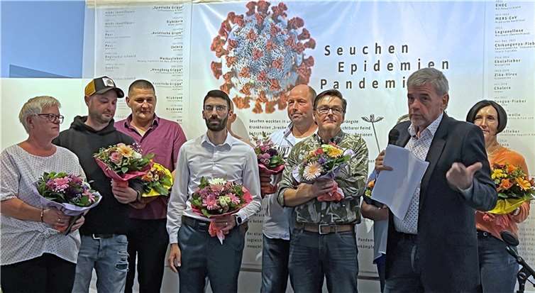 Mit einem Dankeschönfest dankte der Rheinbacher Unternehmer Ferdinand Pfahl (rechts) seinen Mitstreitern beim Testzentrum Pfahl in der Rheinbacher Weiherstraße. Foto: Volker Jost