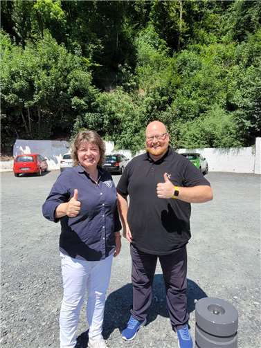 Mit einem „Daumen hoch“ haben Stadtbürgermeisterin Melanie Leicher und City-Manager Oliver Krämer den neuen öffentlichen Parkplatz an der Bahnhofstraße für den Verkehr freigegeben.  Foto: Stadt Montabaur / Viola Marschall