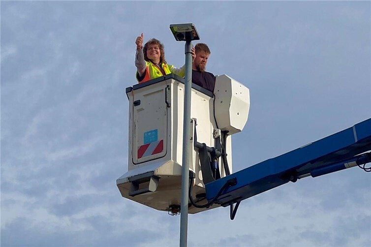 Mit einem „Daumen hoch“ zeigt Stadtbürgermeisterin Melanie Leicher an, dass auch der zweite Leuchtenkopf erfolgreich installiert ist.