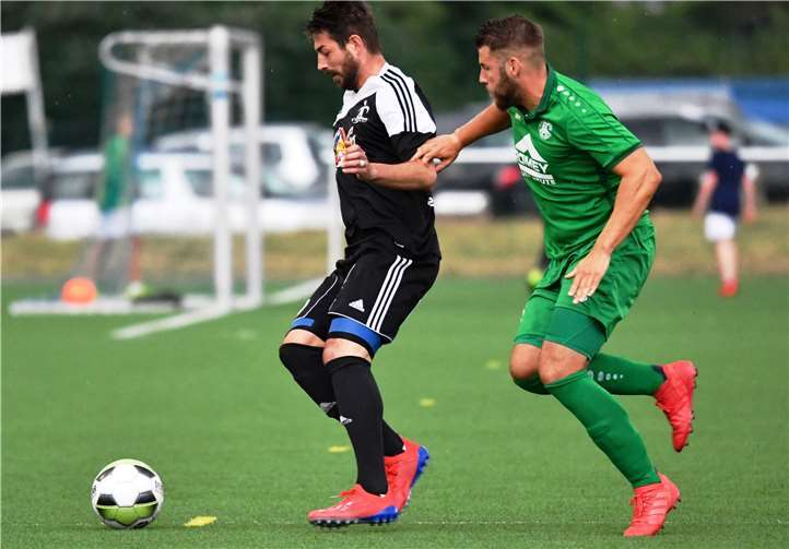 Mit einem Eigentor brachte SG-Kapitän Florian Schlich den FC Alemannia Plaidt (rechts Christos Varelis) zwar kurz vor Schluss in Führung, doch die Gäste konnten noch zurückschlagen.