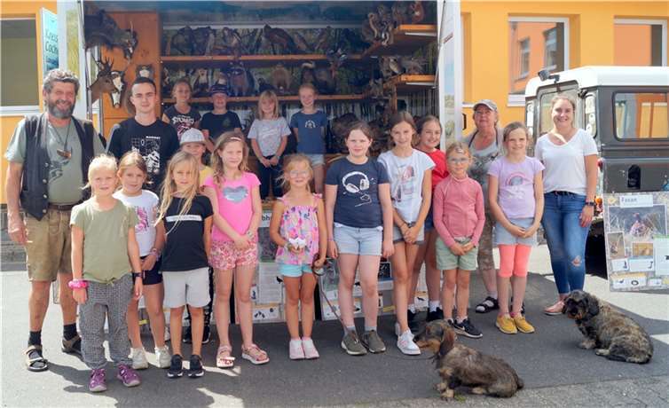 Mit einem Erinnerungsfoto vor der Rollenden Waldschule der Kreisjagdgruppe endete die Veranstaltung an der Grundschule Lutzerath. Fotos: Benedikt Schmitt