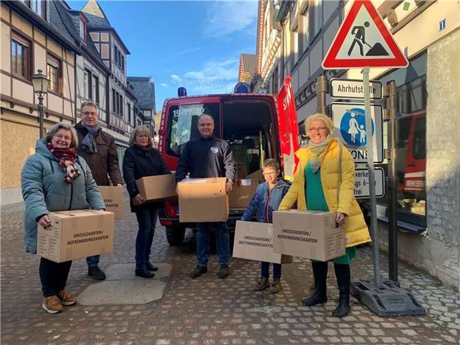 4500 Minuten Hoffnung fürs Ahrtal Mit einem Fahrzeug der Feuerwehr wurden die 300 Kartons ins Ahrtal geliefert. Foto: privat