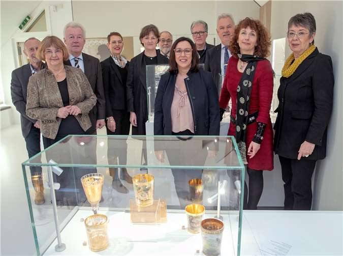 Mit einem Festakt wurden die neugestalteten Räume des Landesmuseums Rheinbach offiziell eingeweiht. Zahlreiche finanzielle und ideelle Förderer schauten sich im Epochensaal des Barock genauer um.Fotos: JOST