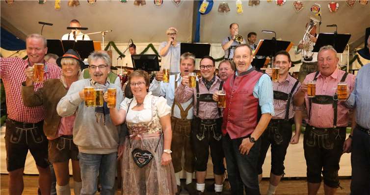 Mit einem Festbier eröffnete KommandantPeter Klee das 4. Oktoberfest der Stadtsoldaten auf dem Kirchplatz. Foto: -StF-