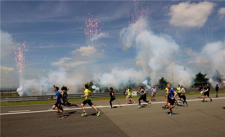 Mit einem Feuerwerk beim Start schickten die Organisatoren die Akteure in das Rennen.