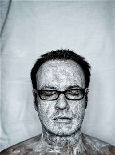 Mit einem Feuerwerk der Boshaftigkeit gegen Politiker, Prominenz und Political Correctness ist Rene Sydow bei der „Corona-Kabarettnacht“ in der Stadthalle Montabaur dabei. Foto: privat