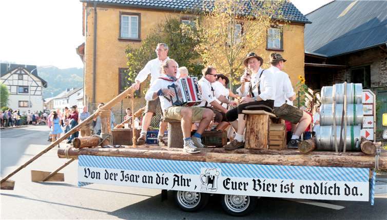 Mit einem Floß wurde das Bier bei geschafft.