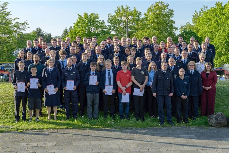 Mit einem Foto aller am Abend geehrten und ernannten Personen endete der offizielle Teil des fünften Feuerwehrehrentages der VG Wirges.