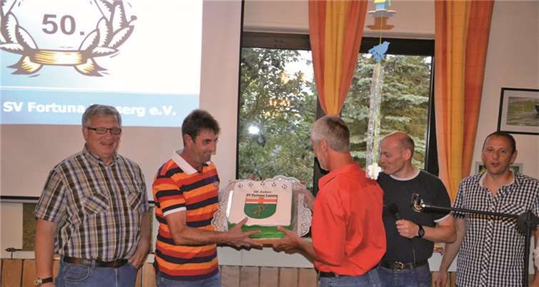 Mit einem Fussballfeldkuchen gratulierte Ortsvorsteherin Heike Brücher dem Verein.