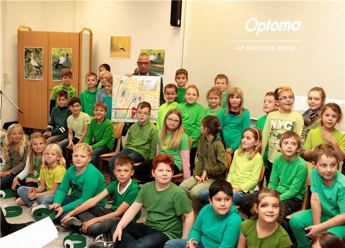 Mit einem „Gemälde“ bedankten sich die Kinder bei dem beliebten Hausmeister.