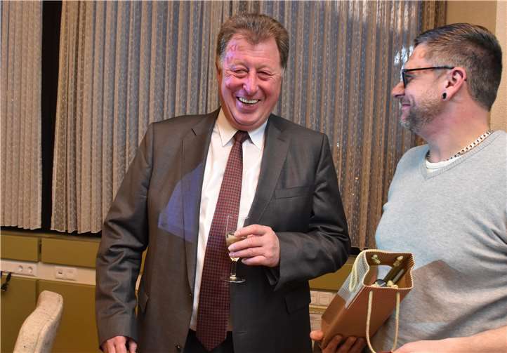Mit einem Geschenk gratuliert Beigeordneter Oliver Köppl rechts dem strahlenden Wahlsieger Horst Rasbach.