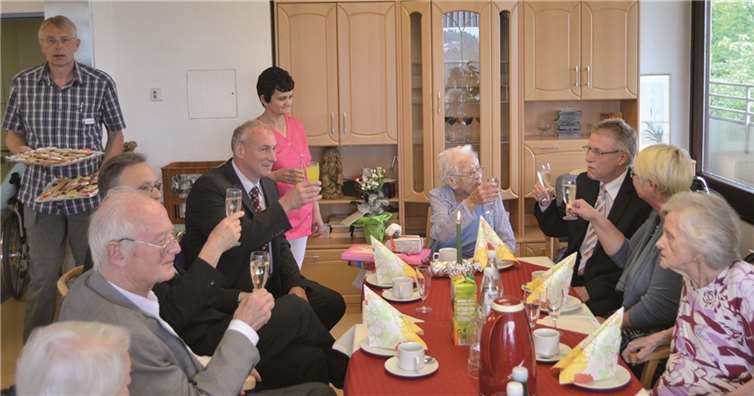 Mit einem Gläschen Sekt wurde auf eine weiterhin gesunde Zukunft angestoßen.